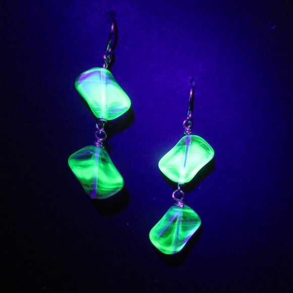 Uranium glass bead earrings - Picture 10 of 10